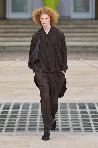 Look 28